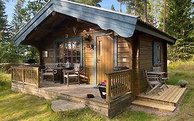 Timrad Stuga I Kanten Av Skogen Med Spa Moejlighet