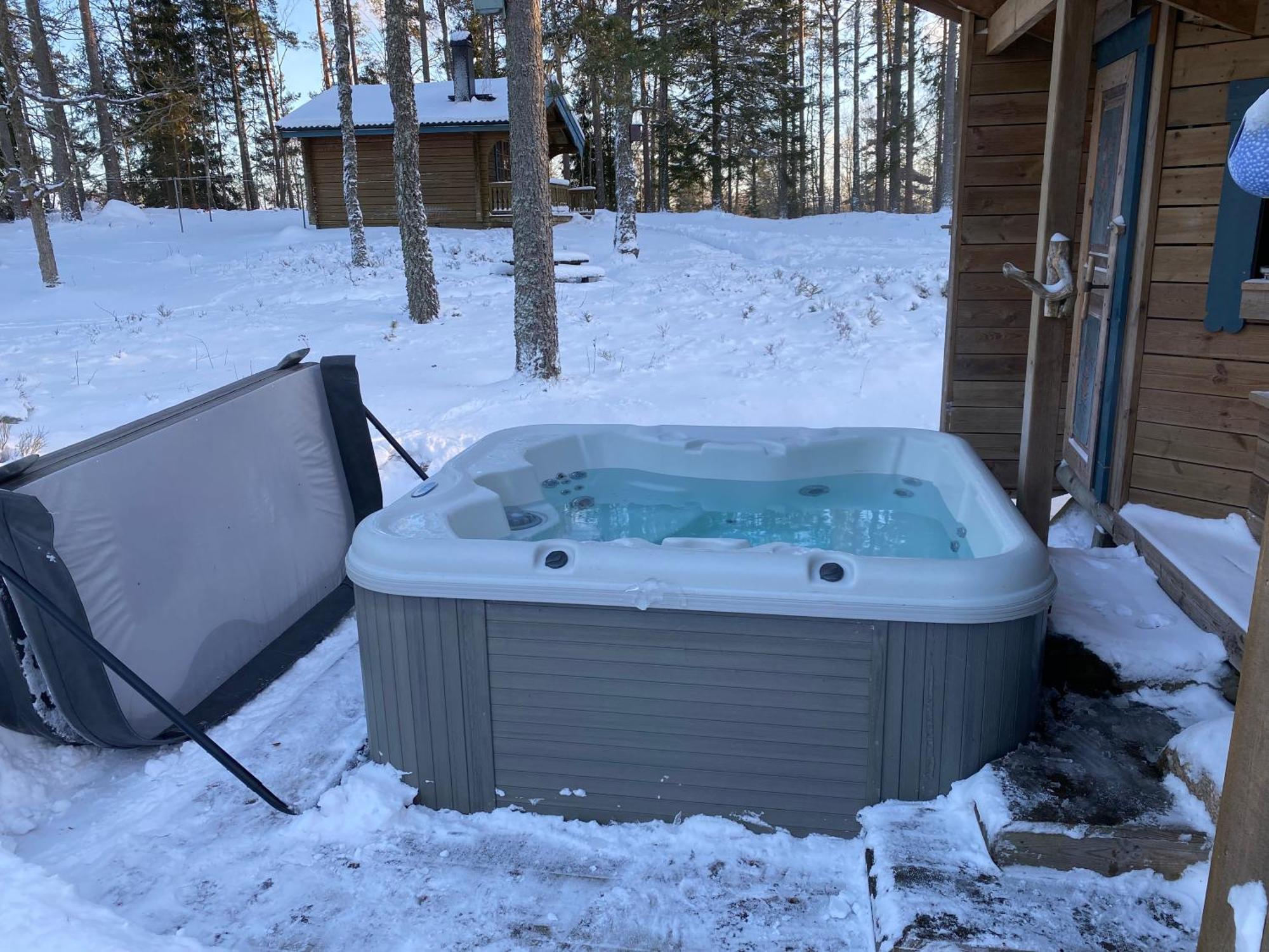 Timrad Stuga I Kanten Av Skogen Med Spa Moejlighet Mullsjö Exteriör bild