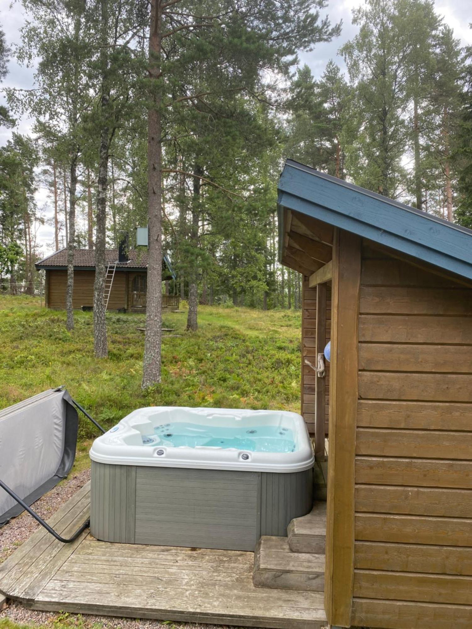 Timrad Stuga I Kanten Av Skogen Med Spa Moejlighet Mullsjö Exteriör bild