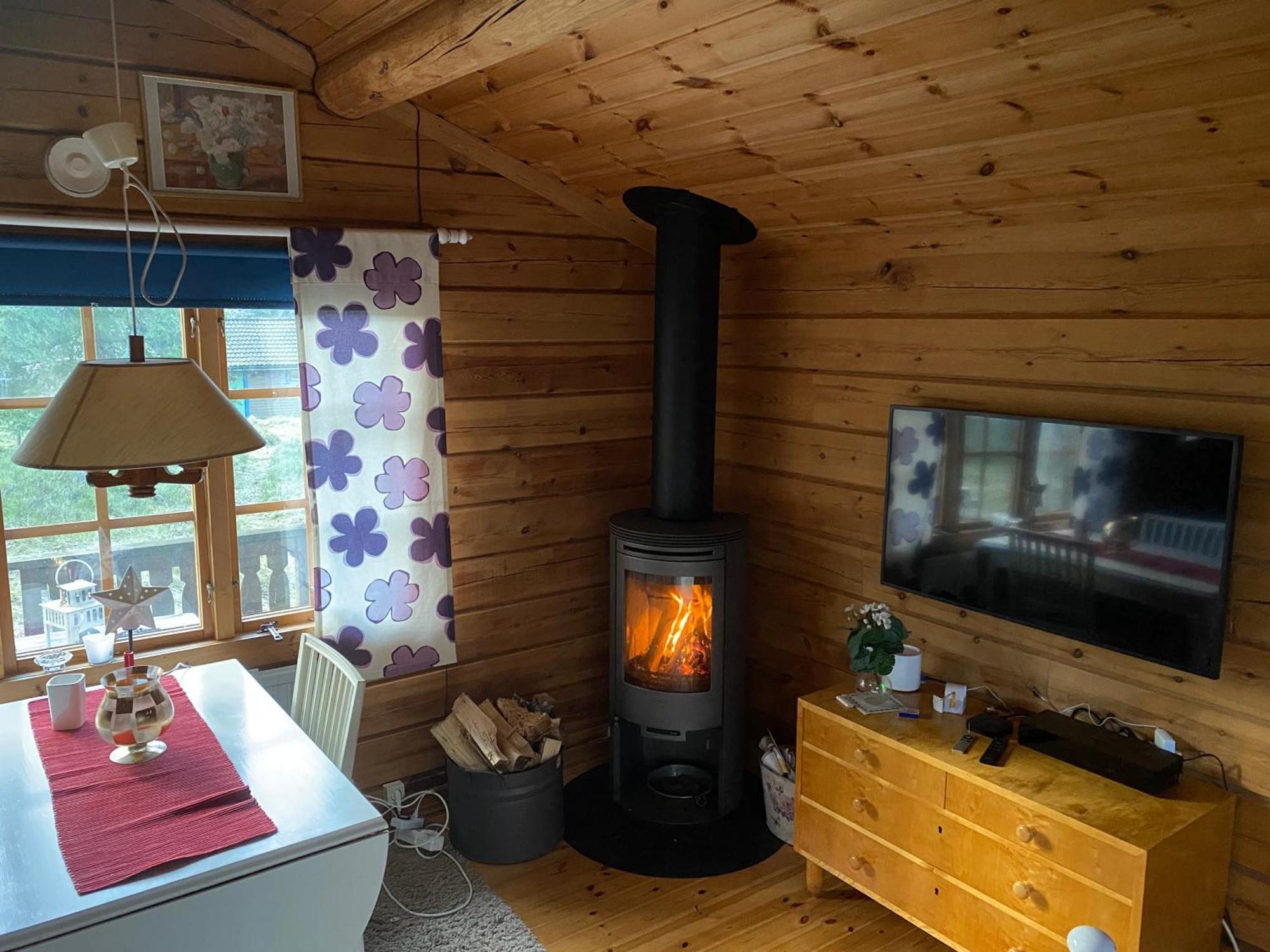 Timrad Stuga I Kanten Av Skogen Med Spa Moejlighet Mullsjö Exteriör bild